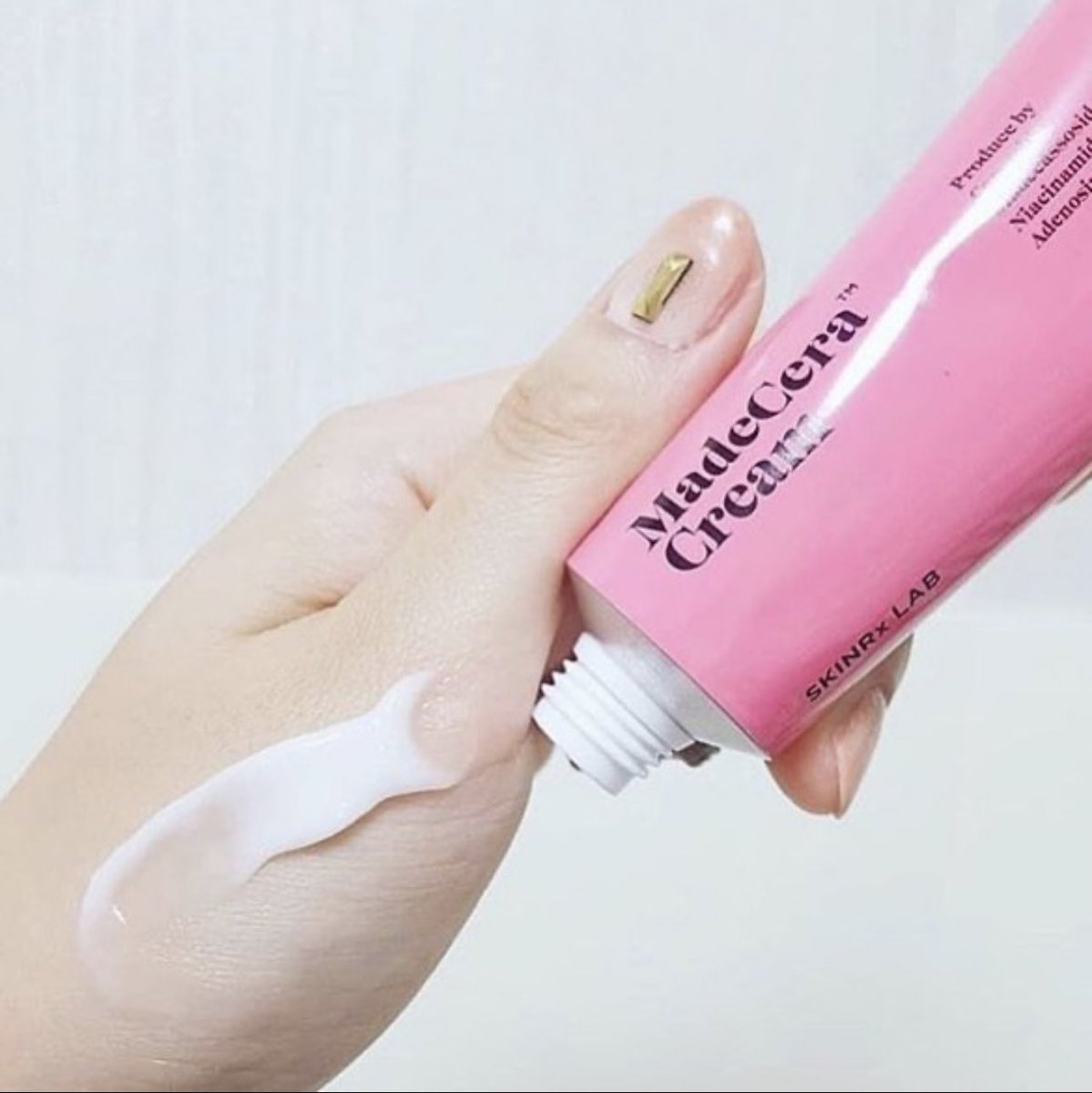 anyongstore's tweet photo. — #อันยองพร้อมส่ง
Skinrx lab madecara cream🌷
ตัวนี้จะเน้นลดรอยฝ้า กระ จุดด่างดำดูจางลง ผิวชุ่มชื้น ขาวเนียนขึ้น ไม่ทิ้งความมัน บำรุงผิวให้สว่างกระจ่างใส ดูอ่อนเยาว์ เป็นครีมที่แพทย์คลินิคศัลยกรรมแนะนำให้ใช้ เนื้อครีมสูตรเข้มข้น
ราคา : 490฿ 50ml
#skinrx #skinrxlab #คสอเกาหลี https://t.co/iNGYW9SpKs