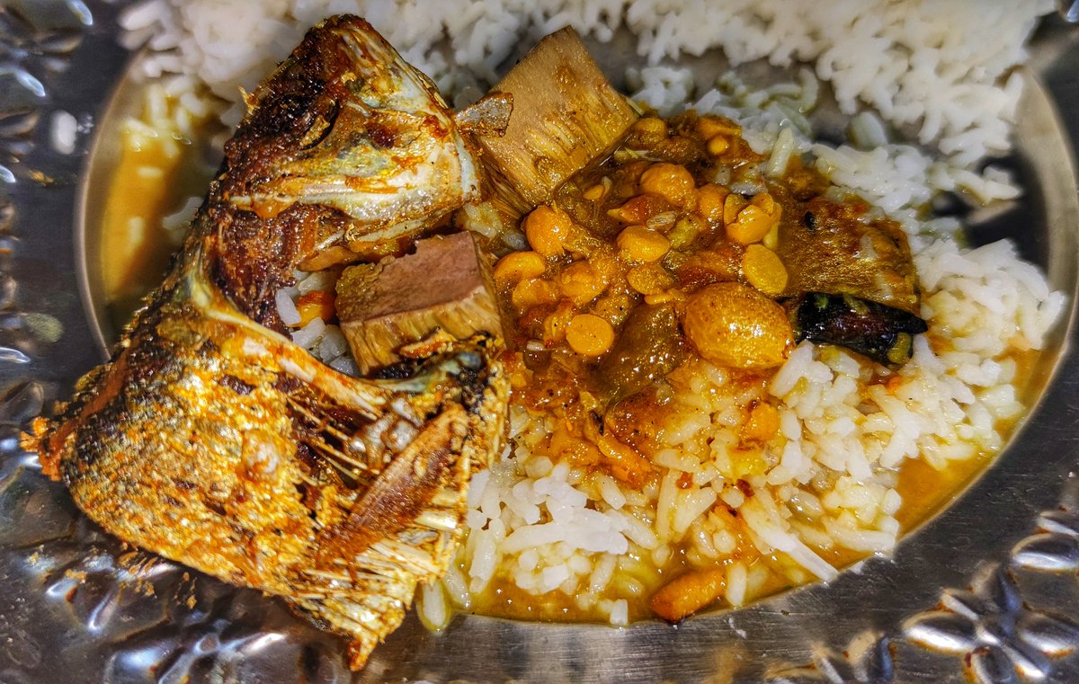 TelJhalMosla's tweet photo. আজকের মেনু Bhat, Echor dal, Boal Maacher Jhol potol o bori diya, Khoira maach bhaja and Neem Pata Bhaja 

Admin Post - Debayan Ghosh

#TelJhalMosla https://t.co/fxQTsQV9da