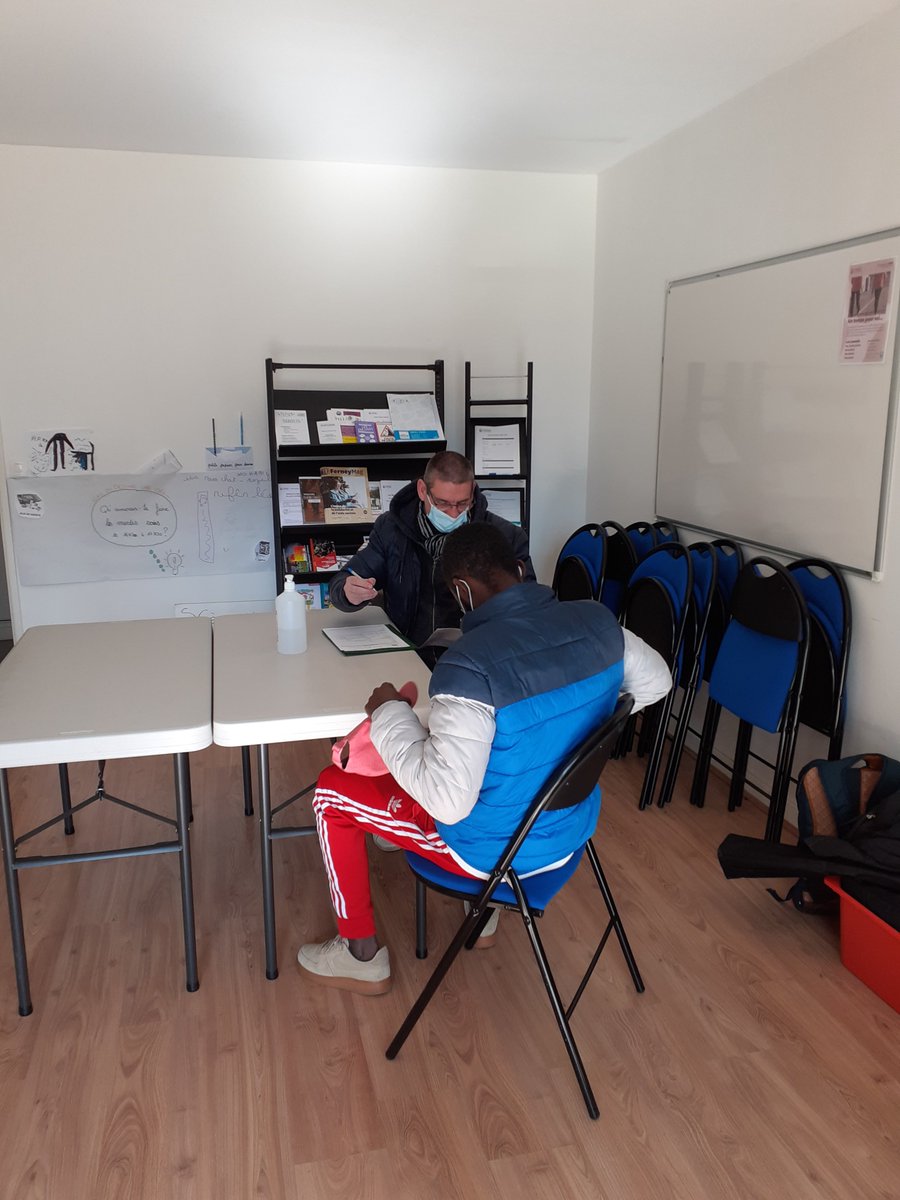 ChadiaLimam's tweet photo. Dans le cadre le la #1SP1E2021 et #1Jeune1Solution, les conseillers de l'agence #PoleEmploiThoiry sont allés échanger au #QPV de Ferney-Voltaire avec l'employeur @BurgerKingFR et l'EVS. 
🔜Aissaoui, Fatou,Houda,Jordan ou encore Barry seront formés et en CDI dans quelques temps 💪 https://t.co/xlZ7lYQekq