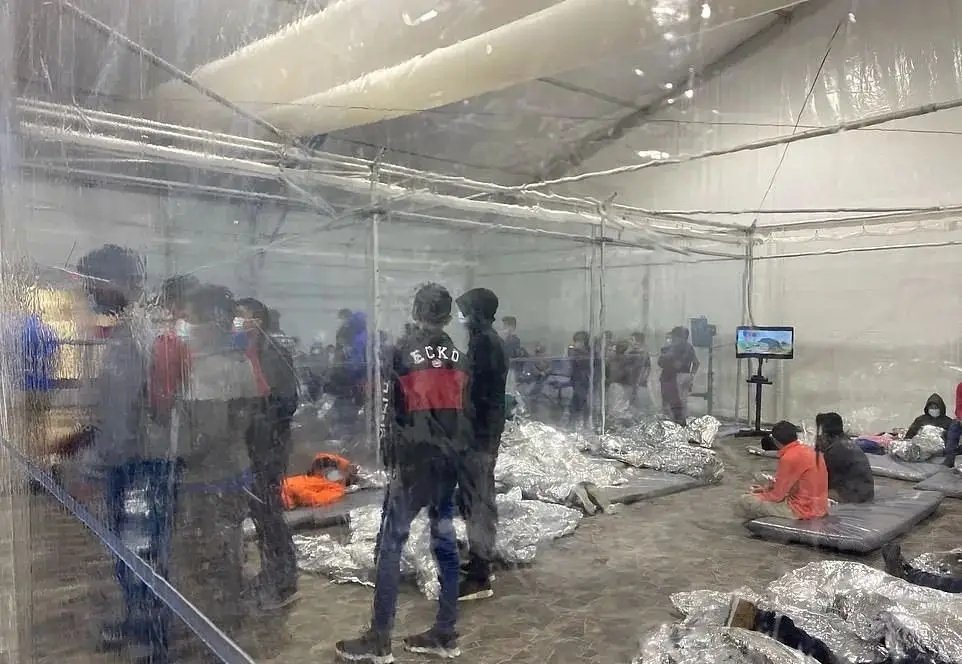 txc66888's tweet photo. 拜登设立移民集中营，非法拘留未成年人，这里让我们看到了地狱的模样。 https://t.co/FQn3UvZ1OQ