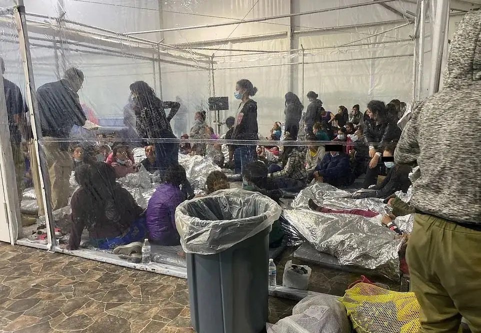 txc66888's tweet photo. 拜登设立移民集中营，非法拘留未成年人，这里让我们看到了地狱的模样。 https://t.co/FQn3UvZ1OQ