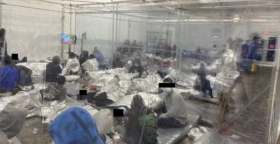 txc66888's tweet photo. 拜登设立移民集中营，非法拘留未成年人，这里让我们看到了地狱的模样。 https://t.co/FQn3UvZ1OQ