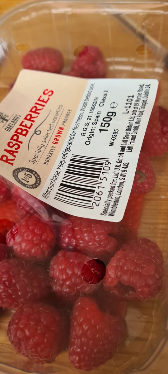 AAVirtualAssist's tweet photo. Not what I was expecting when eating these @LidlGB Freshly bought yesterday, washed today. Sadly no more of these will be going into my mouth especially after seeing the furry little caterpillar! #food #lidl https://t.co/mepFEoVTys