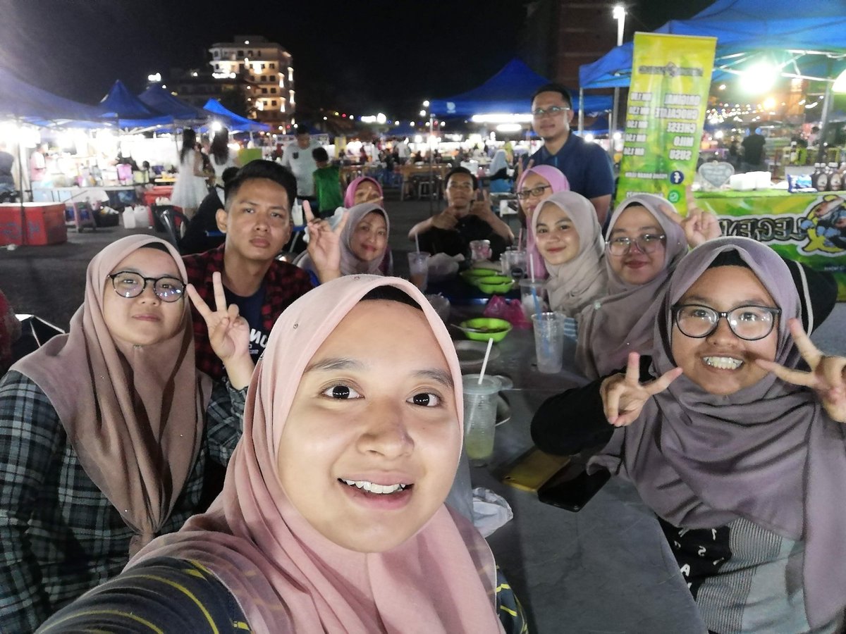 Penaldo_00's tweet photo. There are friends, there are family & then there are friends that become family🦋 love you all💜 #rindu #mansee https://t.co/sdThSU2evJ