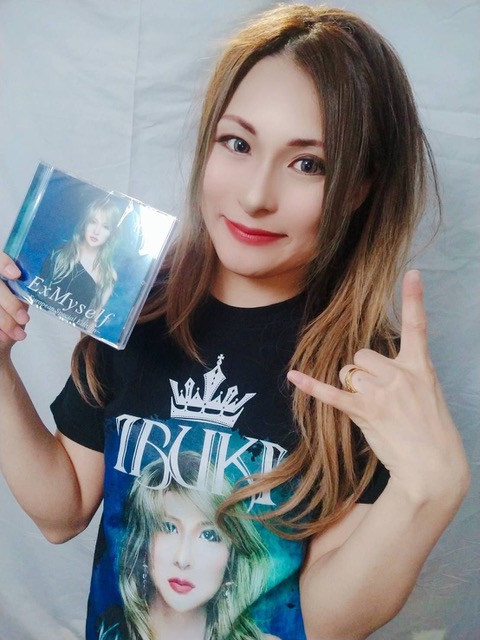 PsychomanteumR's tweet photo. IBUKI is all smiles with her copy of "ExMyself ~ European Special Edition" CD & t-shirt! ☺️🤘
#HeavyMetal #vocalist #ExMyself #singer #Jrock #Japan
https://t.co/lFSVLS7iJT https://t.co/UThzYP60WP