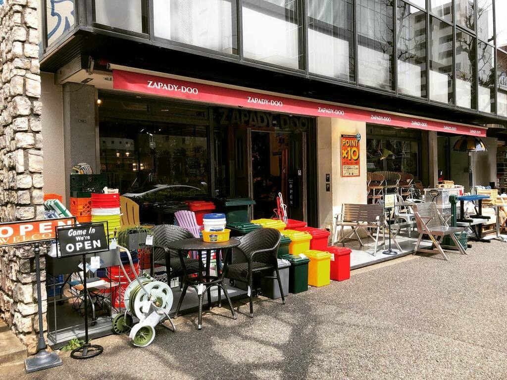 JapanWalking's tweet photo. Colourful shop Zapady Doo in Ebisu, Tokyo. #shop #tokyo #furniturestore #outdoorstore https://t.co/tHTZyYm4qb https://t.co/LCOyKhgLI5