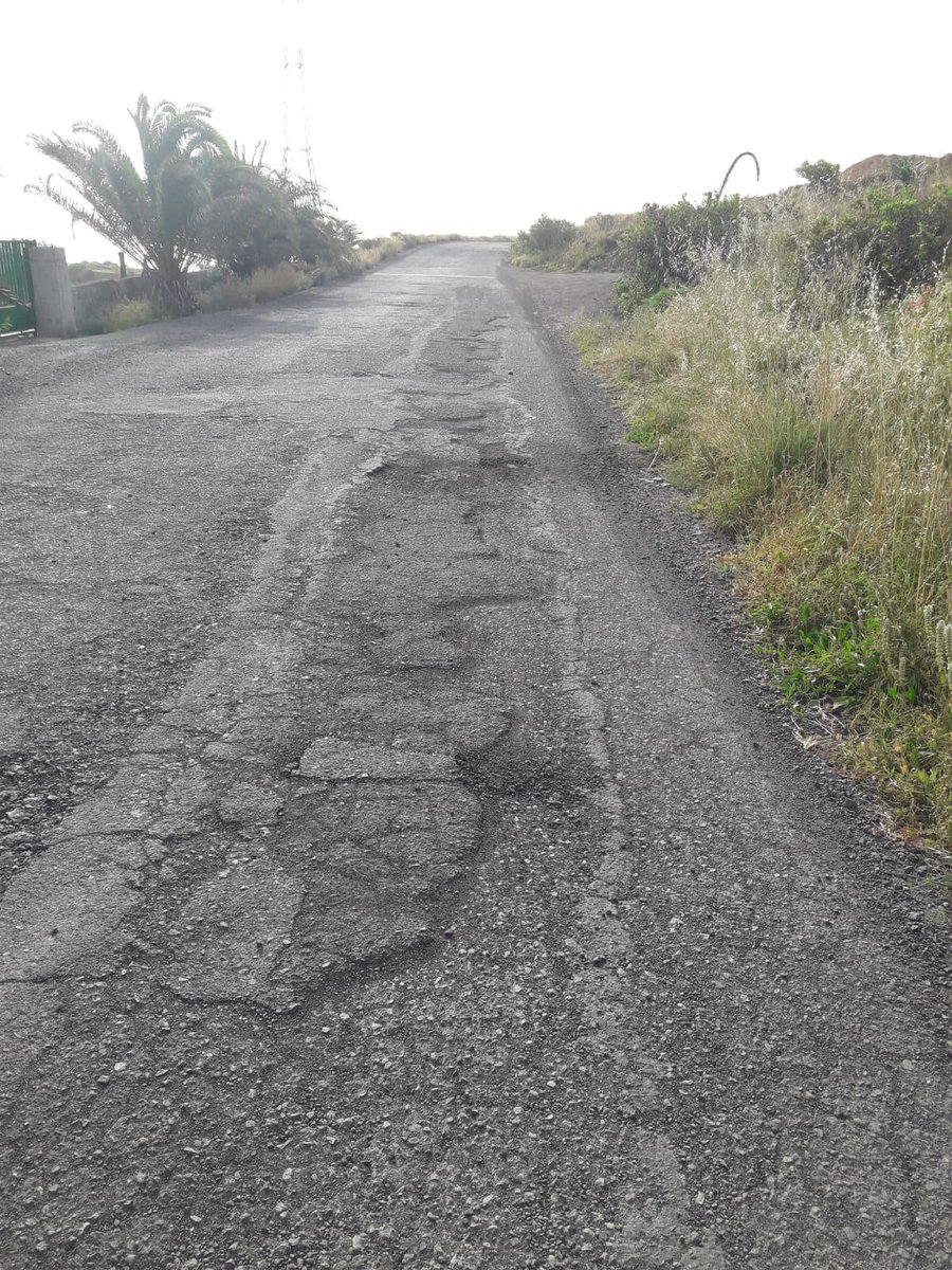 PsoeTelde's tweet photo. El PSOE de #Telde denuncia el pésimo estado de la carretera de Lomo Blanco.

● El grupo socialista pone voz a las demandas vecinales de este barrio, las cuales llevan siendo reclamadas desde hace varios años.

📄NdP: https://t.co/ERrTeuGQuh https://t.co/DFHs3FnfYa