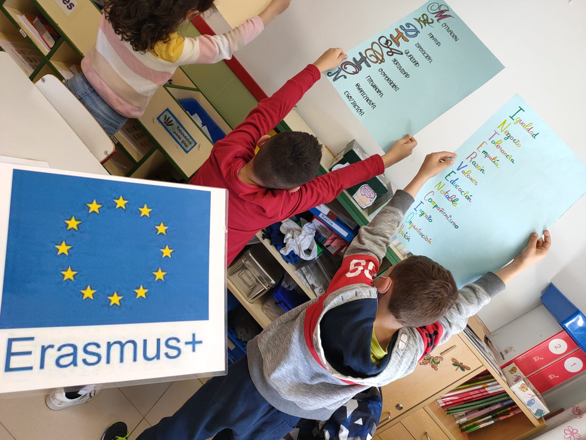 Mamen25694975's tweet photo. Taller de Acrósticos colaborativos entre los niños del CEIP Dulce Chacón de Fuenlabrada y nuestros socios del @ieslasamericas de Parla. Super motivante. Proyecto Erasmus+ Mediación.@sepiegob @eTwinning_es @EUErasmusPlus https://t.co/jCI9Y5kIEg
