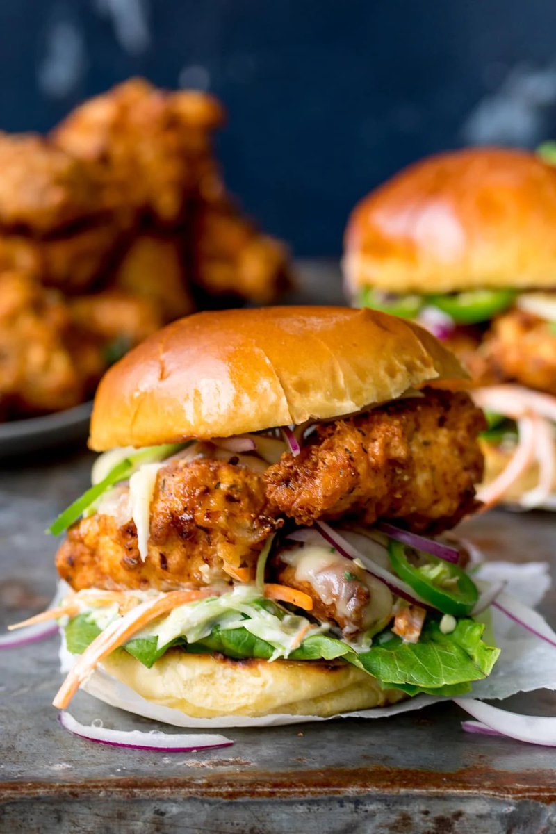 FreshlySt's tweet photo. Left or Right😋 #food #takeaway #hotandspicy #burger https://t.co/WLQXiyp8P7