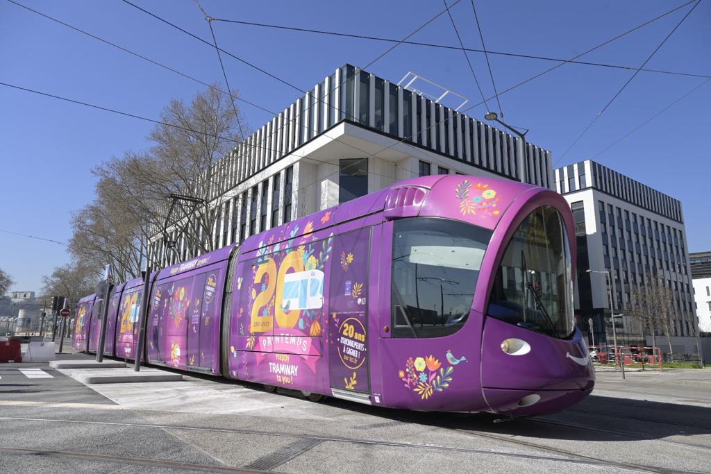 SYTRALmobilites's tweet photo. Le SYTRAL fête les 20 ans du tramway !

Depuis son retour en 2001 dans la métropole, le réseau s’est considérablement développé !
➡️ près de 70 km de lignes
➕ de 365 000 voyages/j
➕ 80 % de fréquentation depuis 10 ans

crédit photo : Thierry Fournier https://t.co/GOoZr3dZJH