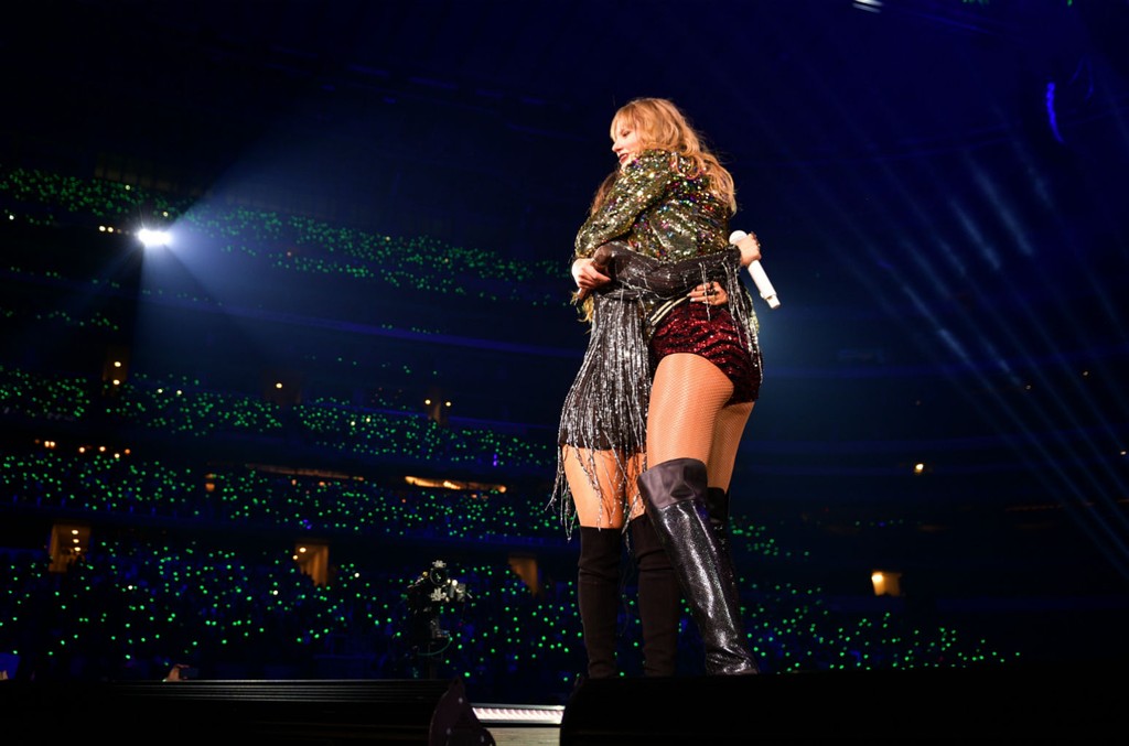 TheAffinityMag's tweet photo. Taylor Swift's first vault song from the "Fearless (Taylor’s Version)" rerelease comes out tomorrow at 12 AM EST! eastern.

The never heard before track is called "You All Over Me (From The Vault)" and will feature background vocals from country singer Maren Morris. https://t.co/OERxqiNySg