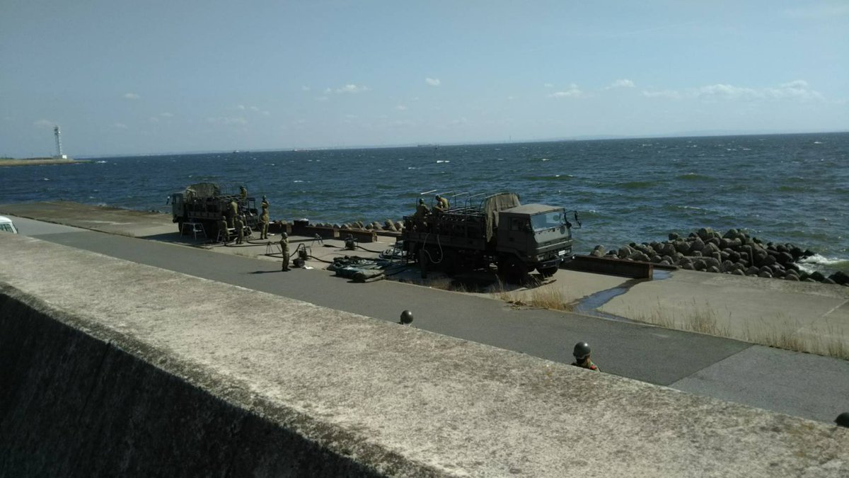 萩野 S Tweet 今日 主人が舞浜に釣りに行きました 釣り場は ディズニーシーのコロンビア号の前の海 丁度シーからの水門 使っている本物で海側からしか見えない の所に自衛隊が 大きな死体袋みたいなのと 水質検査みたいなのと 30人ばかりの隊員 まさか