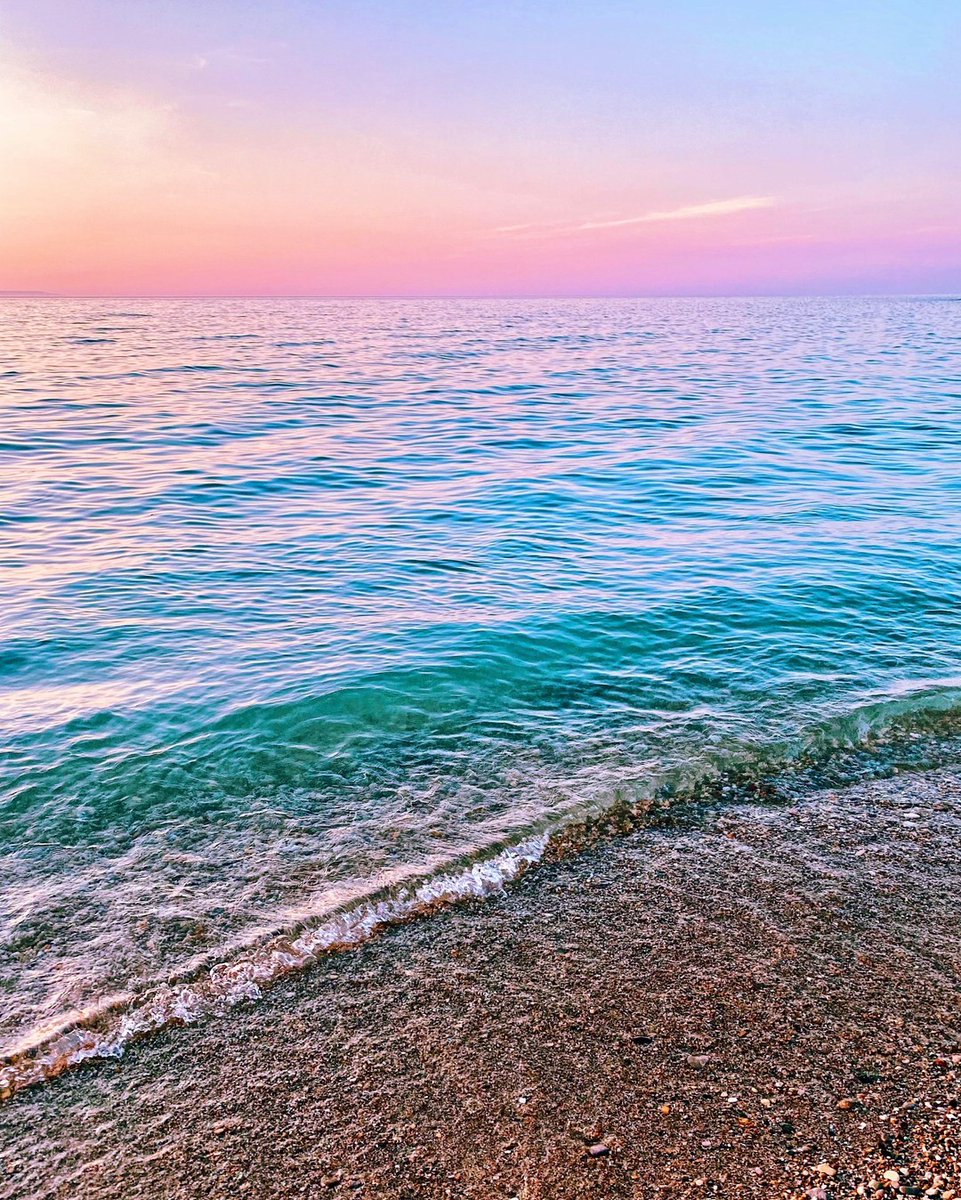 These colors would make Bob Ross proud. 😍 What a great way to celebrate #wavewednesday! 🌊 

📸: @crklau