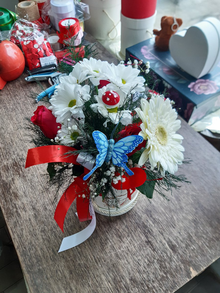 #whiteflowerbox #flowerbox #roses #chrysanthemum #gerbera #redroses #whitechrysanthemum #whitegerbera #gypsophila #trefern #spiralflowers