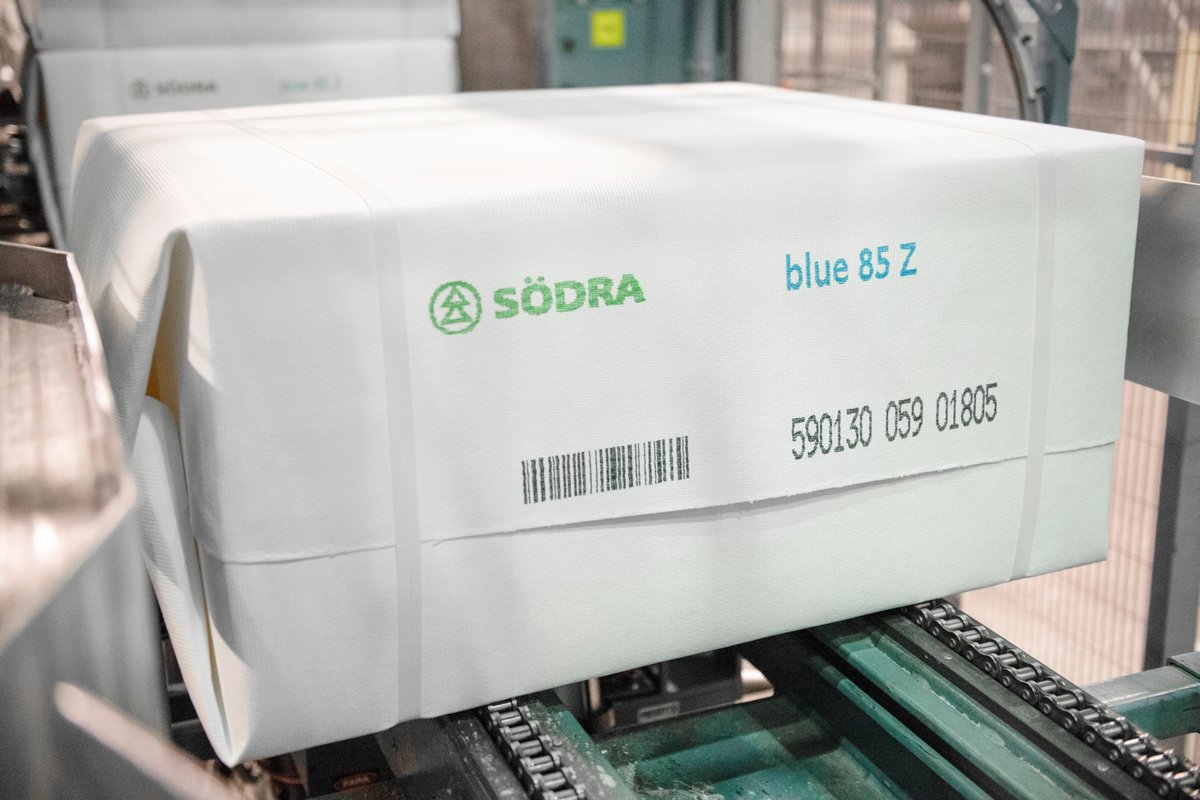 Did you know that we are the first supplier to offer European customers paper straps as an alternative to wires for your bales? This is an important step towards making our pulp one of the most sustainable in the world. Read more: sodra.com/en/se/om-sodra… #fibersafe #pulp