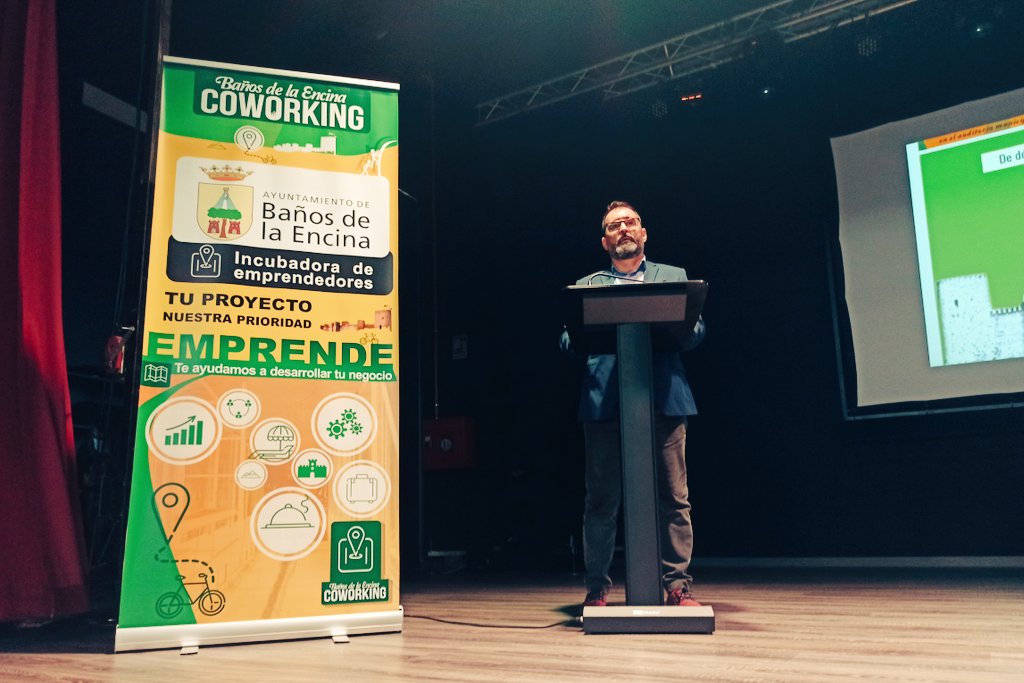 plusero's tweet photo. ➡️ El alcalde de #Baños explica a los futuros emprendedores las enormes posibilidades que ofrece el municipio para impulsar un negocio, como el Vivero de Empresas. "El Ayuntamiento pondrá todas las facilidades para que hagan realidad su sueño", asegura. #Networking #Emprender https://t.co/q48BlLXMKW