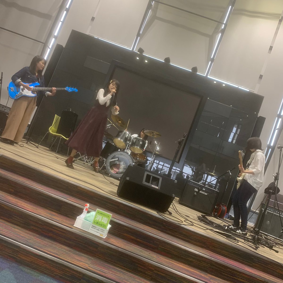shohoku_media's tweet photo. 軽音楽サークル卒業ライブが３月２２日に学内で行われました。２年生の１５バンドが最高の演奏しました！(もちろんコロナ対策はばっちりです！)
演奏を聴いていると、ライブができない中モチベーション下げずに頑張ったと感心しました！卒業おめでとう！
あ、私も出演してます(笑)（T.Y.） https://t.co/eWaE3Eh2XG