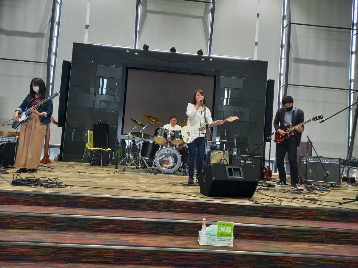shohoku_media's tweet photo. 軽音楽サークル卒業ライブが３月２２日に学内で行われました。２年生の１５バンドが最高の演奏しました！(もちろんコロナ対策はばっちりです！)
演奏を聴いていると、ライブができない中モチベーション下げずに頑張ったと感心しました！卒業おめでとう！
あ、私も出演してます(笑)（T.Y.） https://t.co/eWaE3Eh2XG