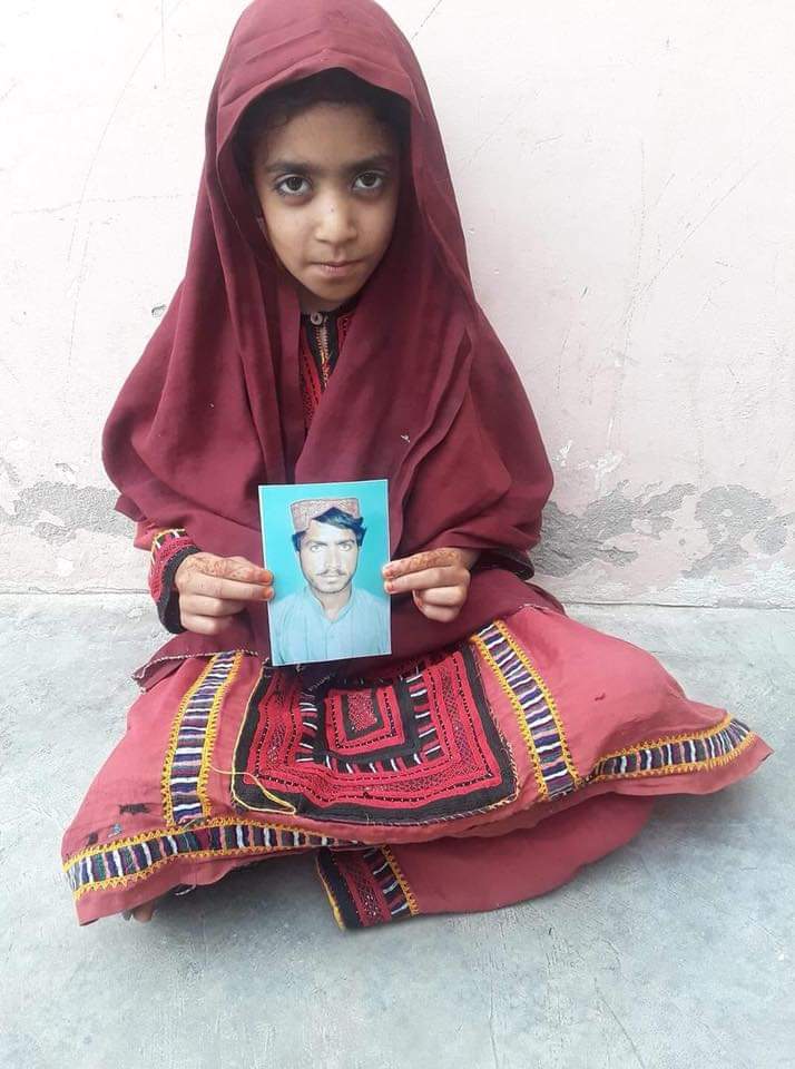 ComradeBaluchh's tweet photo. It is hard to describe the stories of missing persons families "no one understand there pain "how they are surviving in these situations "when a mother thinks her son is being tortured with electric shocks "which can damage his entire life "how a mother will be
#Stopdisappearance https://t.co/k4lWgqE9wz