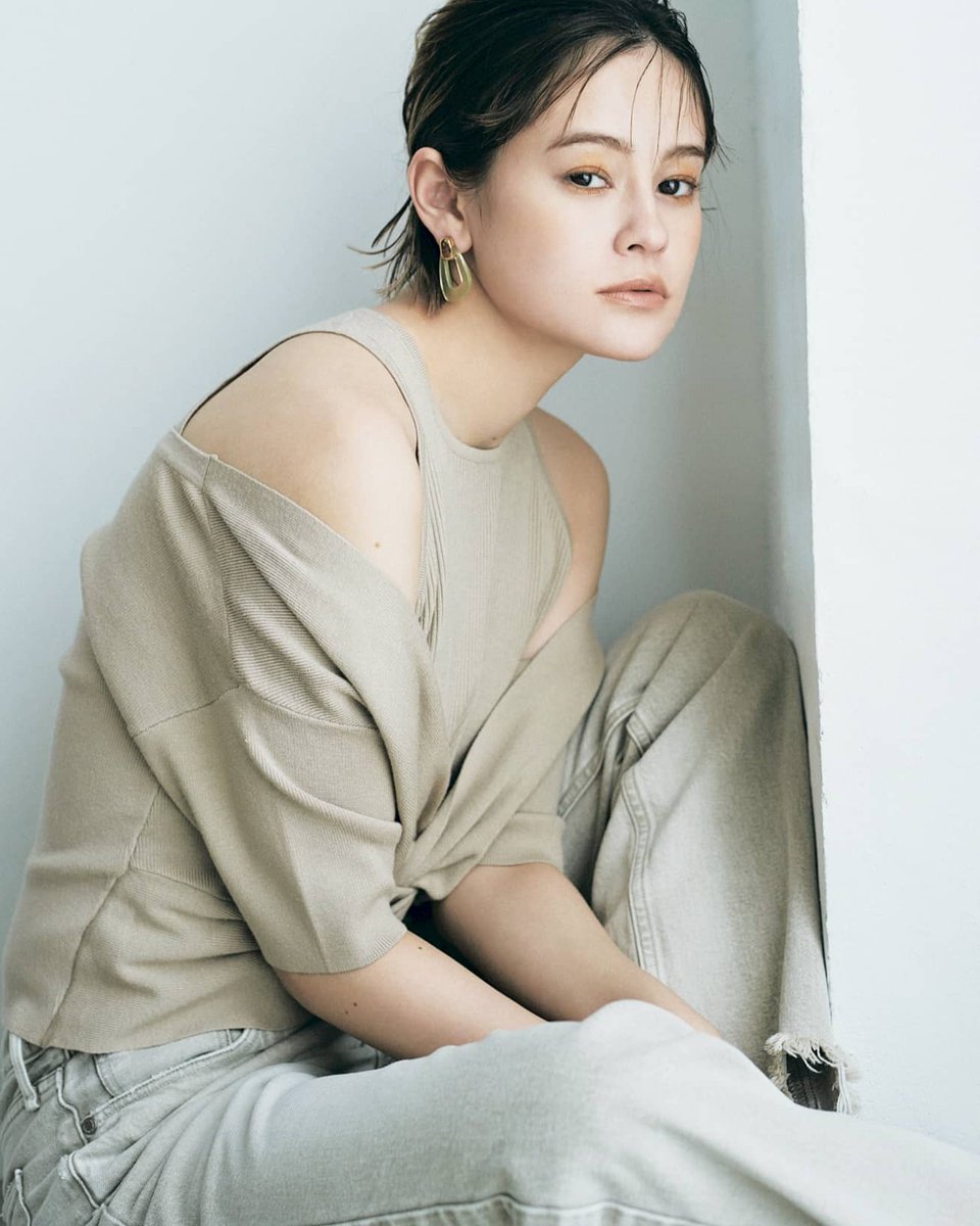Gina__official's tweet photo. #GinaSpring 「デニムの日は、大人がメイクで遊べる日」企画💄
こんなベージュのワントーンコーデには、いつもよりしっかりめの目元で盛ってメリハリを✔️ヘルシーなオレンジシャドウで囲むのがイマドキです🍊 
使用したのは #スック トーン タッチ アイズ 16 ¥4,070 https://t.co/mL2iJjb8hh