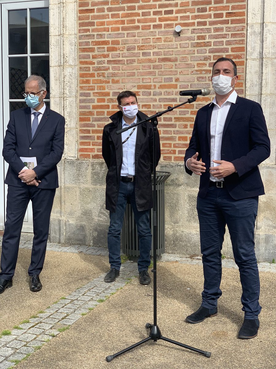 Karim_Ghachem's tweet photo. Lancement des travaux pour le PEM gare de #Quimper 
Un projet structurant pour toute la Cornouaille pour repenser, améliorer les mobilités, pour restructurer un quartier et offrir de nouveaux service à la population et à nos visiteurs.
Fier d’y représenter @regionbretagne https://t.co/17z7zXVBy9