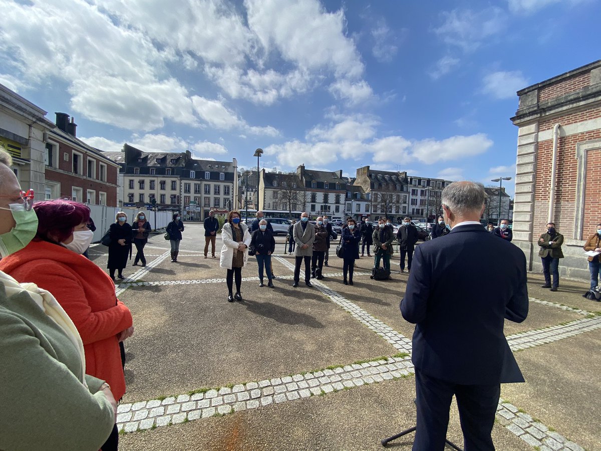 Karim_Ghachem's tweet photo. Lancement des travaux pour le PEM gare de #Quimper 
Un projet structurant pour toute la Cornouaille pour repenser, améliorer les mobilités, pour restructurer un quartier et offrir de nouveaux service à la population et à nos visiteurs.
Fier d’y représenter @regionbretagne https://t.co/17z7zXVBy9