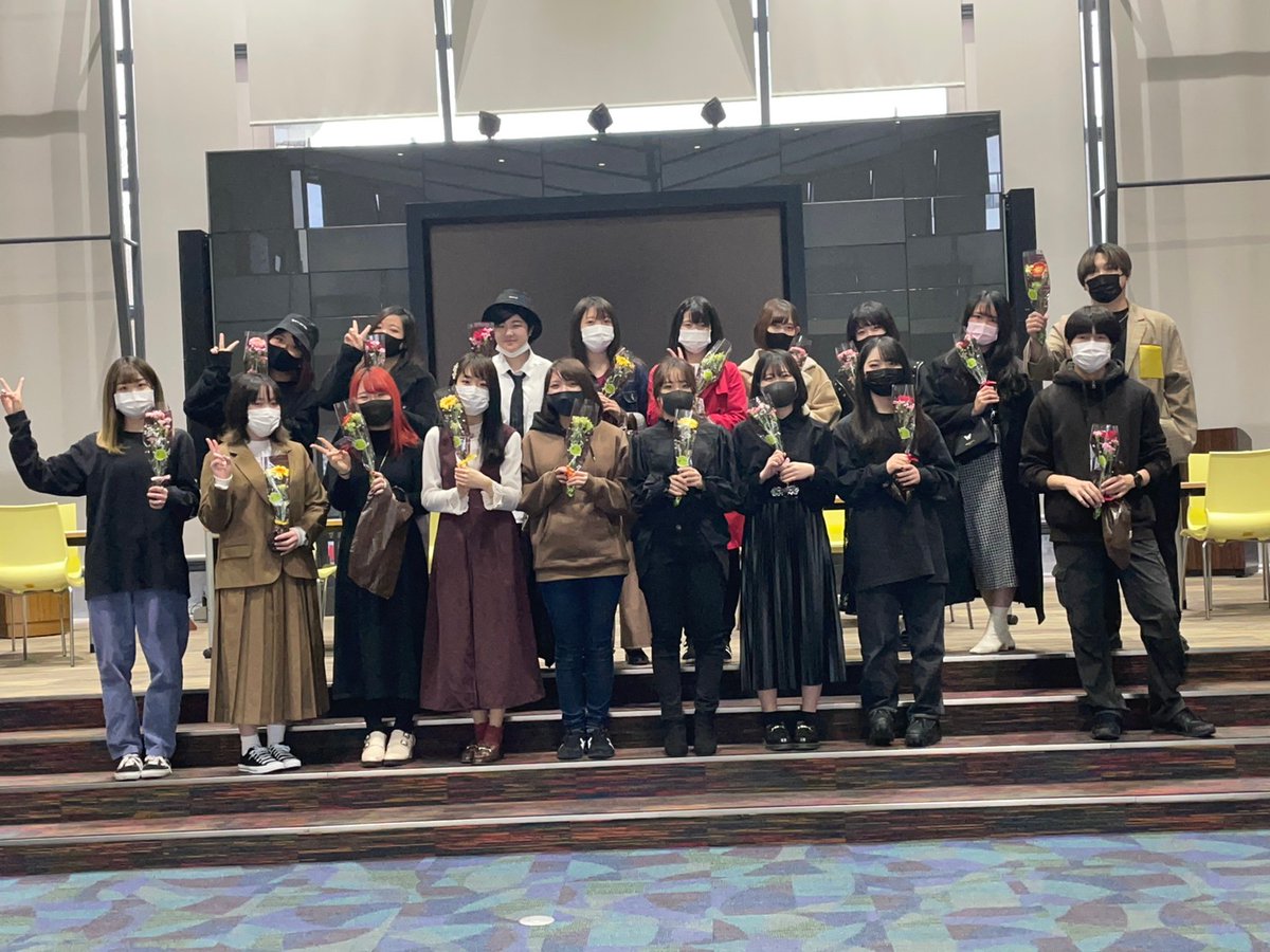 shohoku_media's tweet photo. 軽音楽サークル卒業ライブが３月２２日に学内で行われました。２年生の１５バンドが最高の演奏しました！(もちろんコロナ対策はばっちりです！)
演奏を聴いていると、ライブができない中モチベーション下げずに頑張ったと感心しました！卒業おめでとう！
あ、私も出演してます(笑)（T.Y.） https://t.co/eWaE3Eh2XG