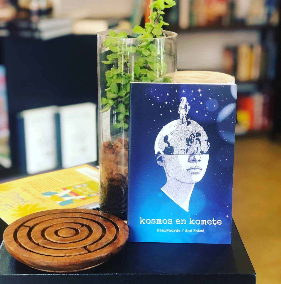 UPPERcaseCentSq's tweet photo. Kosmos en komete is die debuutbundel van Instagram en Facebook digter, Kaalwoorde. Koop nou in ons winkels of aanlyn! @LAPAUitgewers https://t.co/hB2n6pnRg9