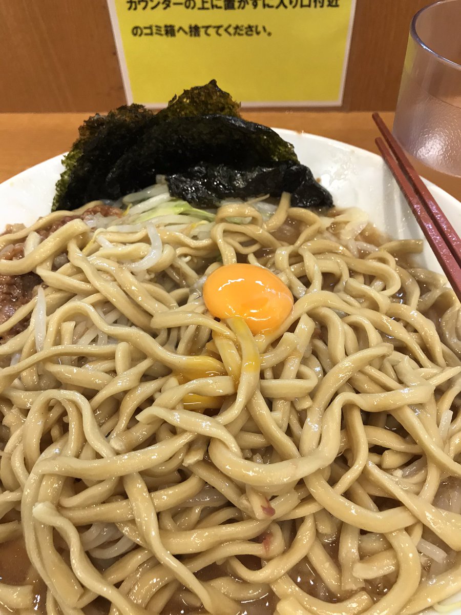 Sasakuwa's tweet photo. 昨夜にぶた壱でラーメン大、アブラマシマシ。本当は限定の豚キムチまぜそばが食べたくて行ったけど、やっぱ土壇場でラーメンが食べたくなり。やっぱこのラーメン食べたら落ち着きます！(o^^o) https://t.co/4bptuStQaW