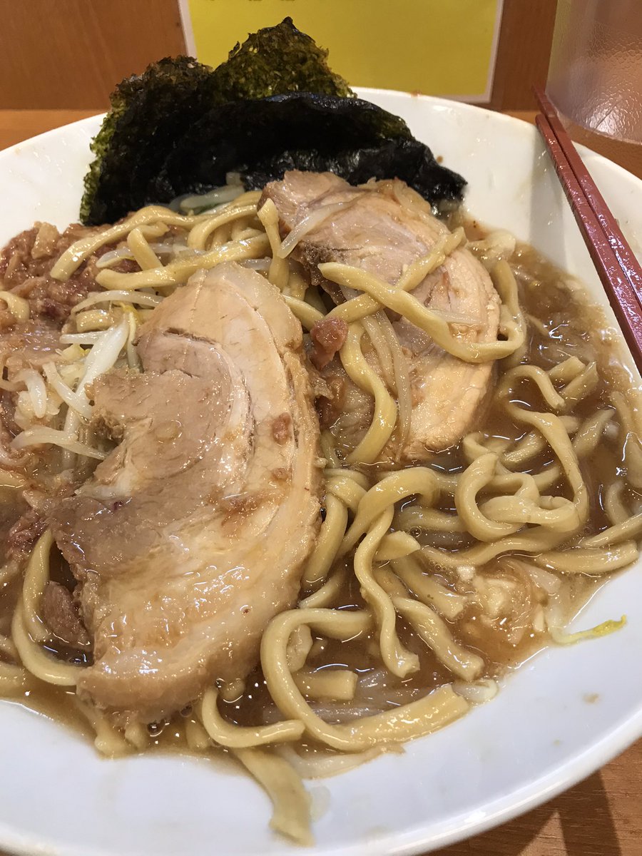 Sasakuwa's tweet photo. 昨夜にぶた壱でラーメン大、アブラマシマシ。本当は限定の豚キムチまぜそばが食べたくて行ったけど、やっぱ土壇場でラーメンが食べたくなり。やっぱこのラーメン食べたら落ち着きます！(o^^o) https://t.co/4bptuStQaW