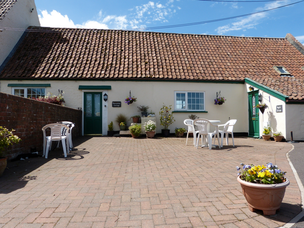 TheHolidayCots's tweet photo. The cottages at Lower Farm House offer a wonderful rural retreat, surrounded by unspoilt countryside. If you fancy something a bit livelier during your stay, the coast is only a 15-minute drive away!
ποΈ Sleeps 1-5
https://t.co/kHXesHQjjL
#HolidayCottages #Lympsham #Somerset https://t.co/RQPedrpZtm