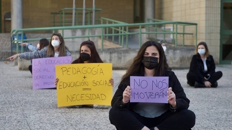En un libro de Carlos López, catedrático de bioquímica y biología molecular, leí que en el futuro las profesiones relacionadas con la Educación serán + esenciales. Mientras, en la <a href="/UMU/">Universidad Murcia</a> recortes injustificados
#NiUnGrupoMenosenEducación 

Firma por favor:
chng.it/VLDb26B8