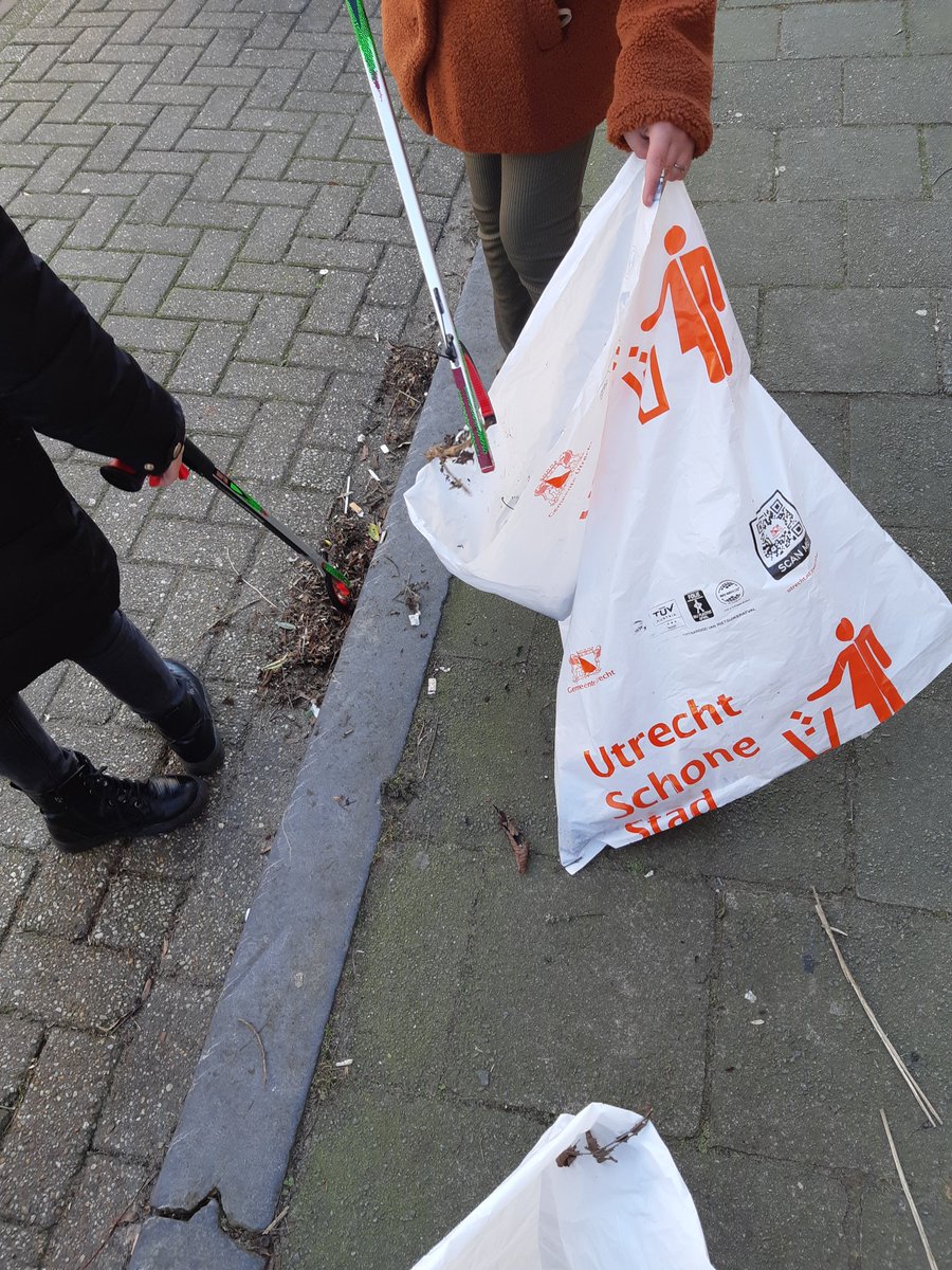 Afgelopen zaterdag was het #landelijkeopschoondag! In Dichterswijk hebben we met de kinderen uit de wijk de straten schoon gemaakt! Veel afvalbakken vol aan afval uit de straat #samensterk @nederlandschoon <a href="/DOCKUtrecht/">DOCK Utrecht</a> <a href="/RhianneDOCK/">Rhianne DOCK Utrecht</a>