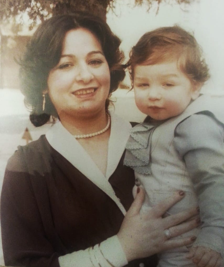 ShadyJamhoury's tweet photo. شو في أحلى من صورة عمرا  أكتر من ٣٥ سنة فيا إمي حاملتني بين إيديا، يبعتلي ياها بيي.. الله يخليلنا ياكُن. و إي، هيدا أنا.
#MothersDay
#عيد_الام https://t.co/eu84tqpqel