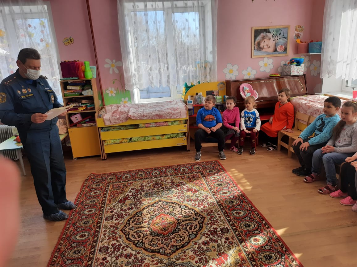 24.03.2021 В МДОУ "Детский сад №2"была проведена беседа с детьми сотрудниками ОНД и ПР по Ясногорскому району УНД ГУ МЧС России по Тульской области на тему:"Спички детям не игрушка!!!"