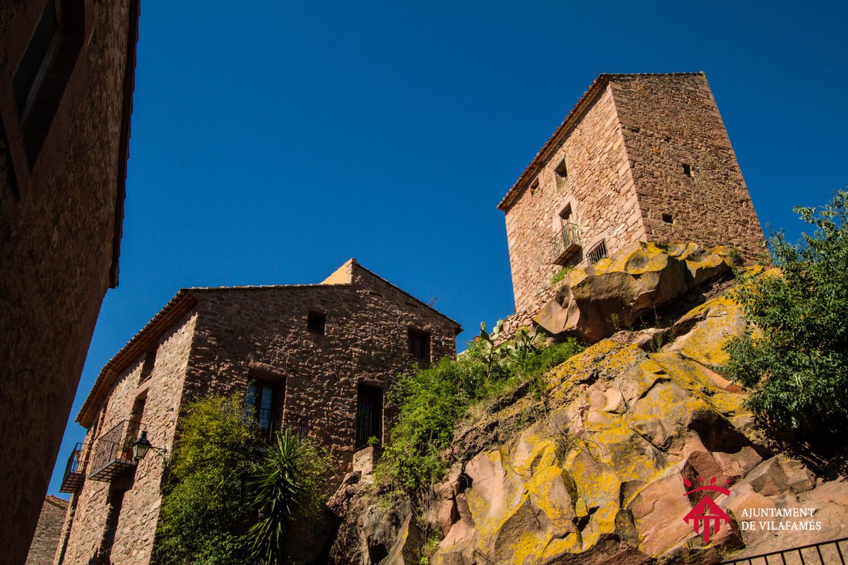 La Torreta, de l’època medieval, està situada contigua al primer recinte fortificat de Vilafamés, en una zona de difícil orografia. 
<a href="/turcastellon/">Turismo de Castellón</a> 
<a href="/c_valenciana/">Comunitat Valenciana</a>
#vilafames
#MediterraneoEnVivo
#orgullodeCS
#sientelaconeCSion
#lospueblosmbe