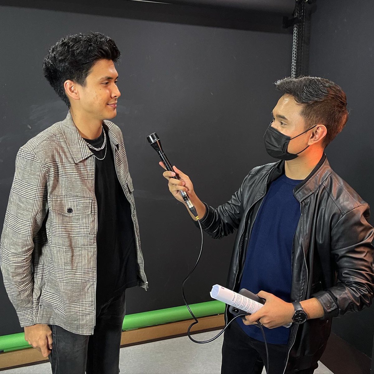IndigitalMusic's tweet photo. Terima kasih buat semua rakan media yang hadir ke sidang media bersama @killadriz.

Jangan lupa guys strim lagu SIAPA TAHU disemua platform digital atau boleh tonton di YouTube Indigital Music.

#siapatahu
#killadriz 
#indigitalmusic https://t.co/9lEmmLWCsY