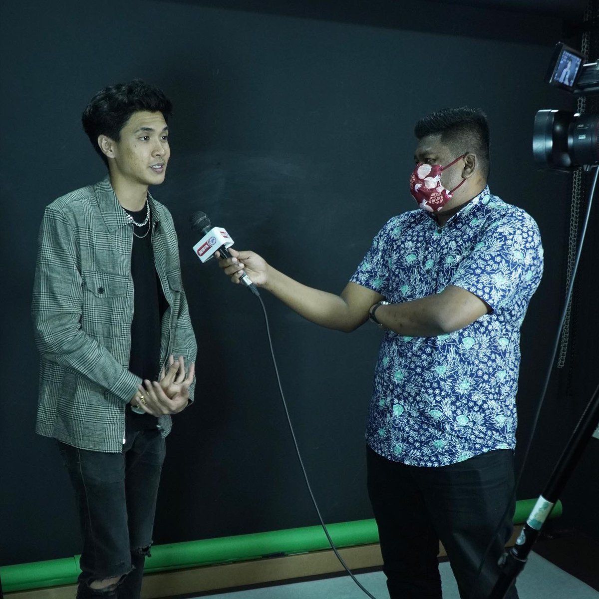 IndigitalMusic's tweet photo. Terima kasih buat semua rakan media yang hadir ke sidang media bersama @killadriz.

Jangan lupa guys strim lagu SIAPA TAHU disemua platform digital atau boleh tonton di YouTube Indigital Music.

#siapatahu
#killadriz 
#indigitalmusic https://t.co/9lEmmLWCsY