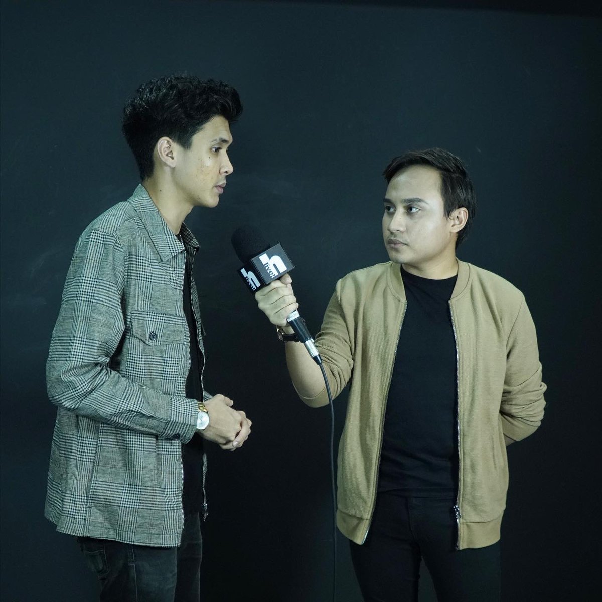 IndigitalMusic's tweet photo. Terima kasih buat semua rakan media yang hadir ke sidang media bersama @killadriz.

Jangan lupa guys strim lagu SIAPA TAHU disemua platform digital atau boleh tonton di YouTube Indigital Music.

#siapatahu
#killadriz 
#indigitalmusic https://t.co/9lEmmLWCsY