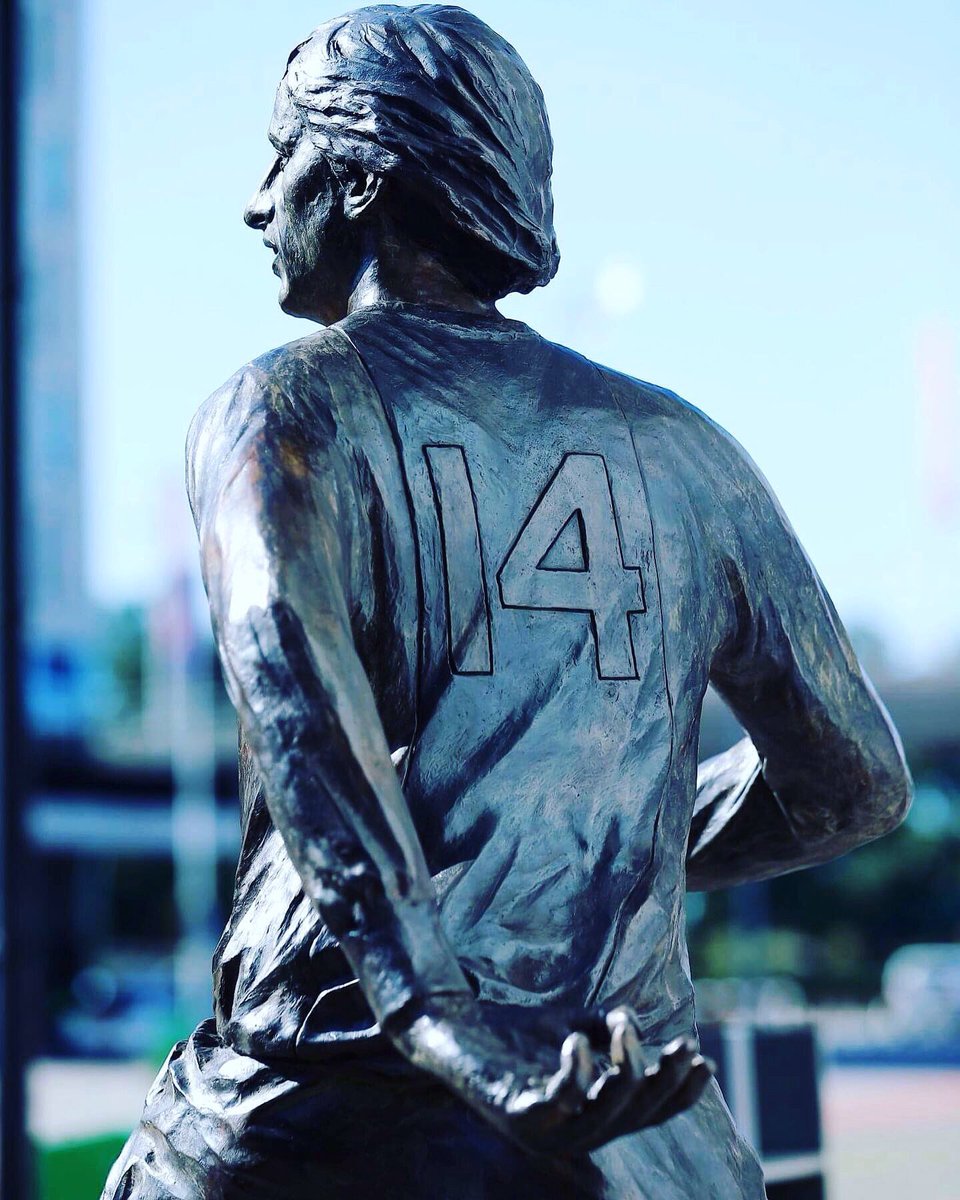 manstandbeeld's tweet photo. Vandaag is het exact 5 jaar geleden dat Johan Cruijff overleed. Dankzij de bijdrage van alle Ajax supporters staat er nu een standbeeld van Johan als blijvende herinnering. #cruijff #cruyff #vooraltijdnr14 #standbeeldcruijff #dezemanverdienteenstandbeeld #ajax https://t.co/dxJ1lNvHvf