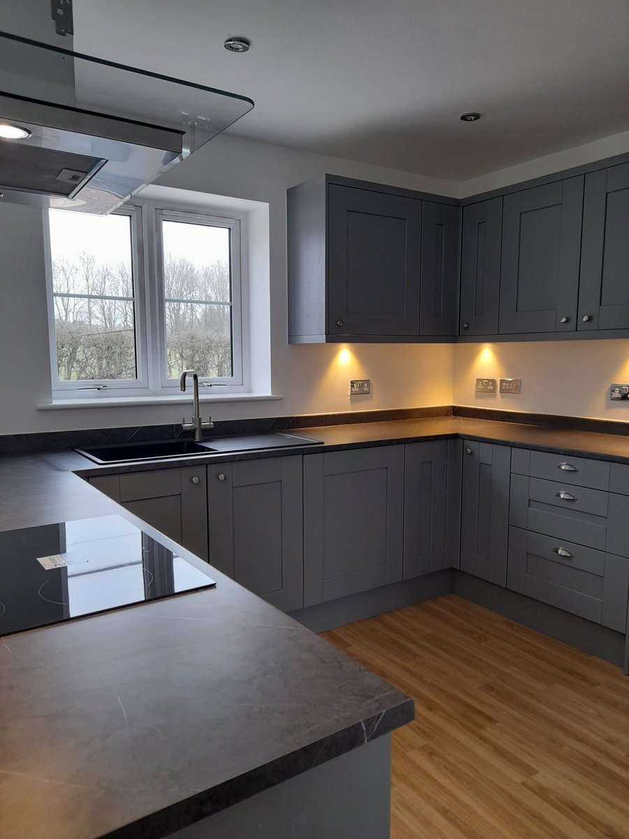 The Laurels:
Another of our 3-bed detached bungalows, and there is only one left.

Open Plan Kitchen/Diner/Lounge. 
Peninsular Kitchen with Integrated appliances.
Patio doors on to the garden.
Block paved driveway with space for two cars. 
Large garden. 

rightmove.co.uk/properties/984…