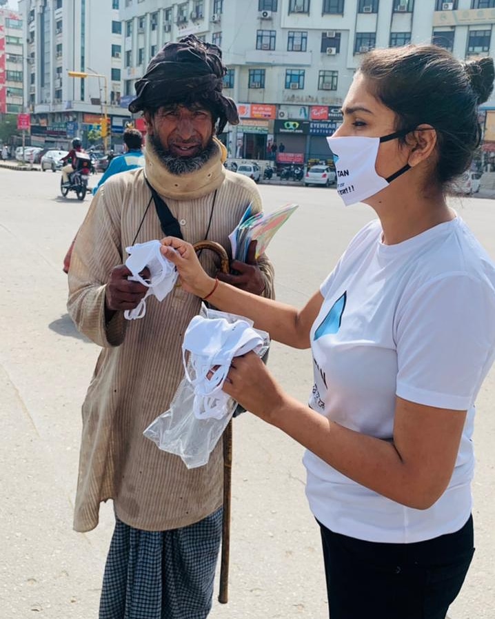 TnaTanapp's tweet photo. TnaTan India द्वारा आयोजित कोरोना जागरूकता अभियान में जरूरतमंदों को मास्क वितरित करते हुए टीम TnaTan !!

@COVID_19_Latest https://t.co/qbG595qZMU