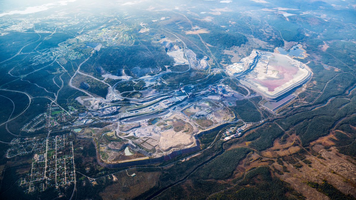 LKAB, <a href="/SSAB_AB/">SSAB</a> och <a href="/Vattenfall_Se/">Vattenfall Sverige</a> tar ett nytt, avgörande kliv mot att kunna erbjuda världsmarknaden fossilfritt stål! 

Inom @hybrit_project ska nu världens första produktionsanläggning för fossilfri järnsvamp anläggas i Gällivare: bit.ly/3d0M9Fl