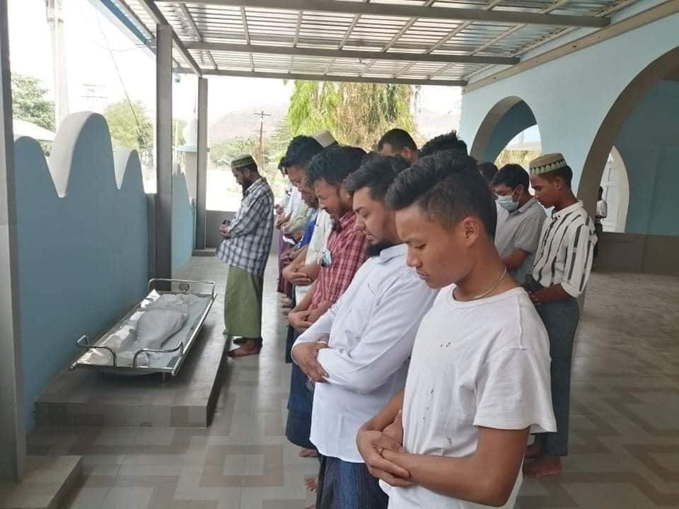 The funeral of Ma Khin Myo Chit, a seven-year-old girl shot dead by regime’s security forces, was held in Aung Pin Lae ward in #Mandalay on Mar.24. The youngest of her family, the girl was killed on Mar.23 as the military regime continued its killing spree in the city. #Myanmar