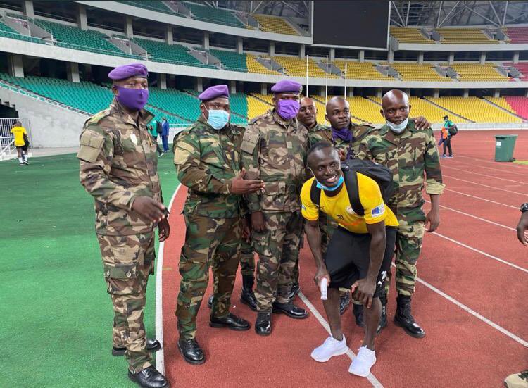 13footballC's tweet photo. Mané avec les militaires congolais🦁 https://t.co/51nXg7hHRo