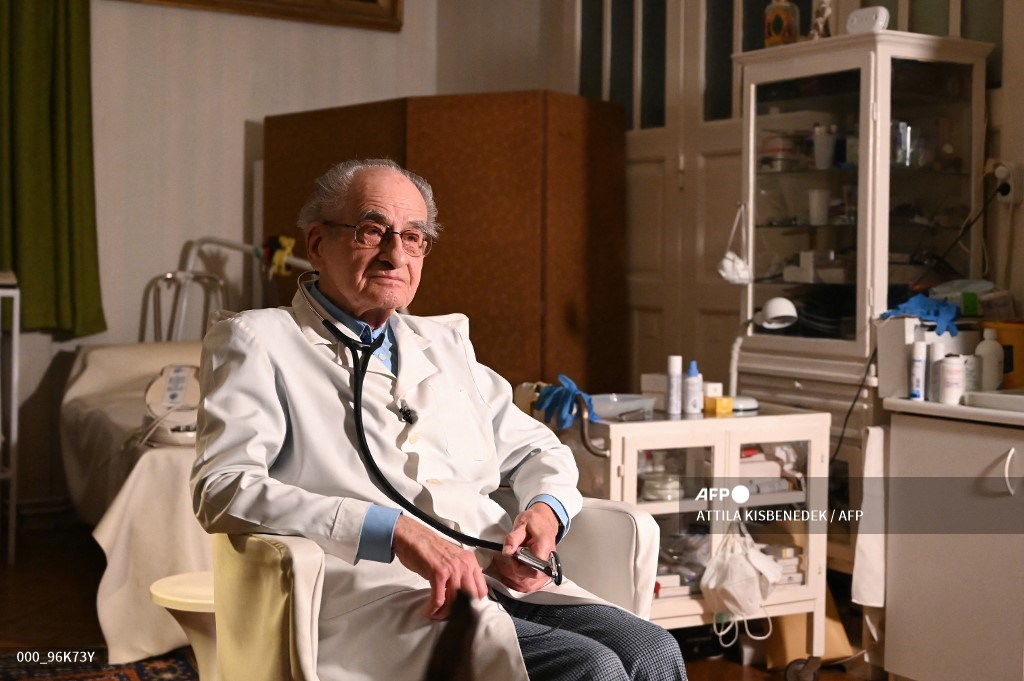 AFPphoto's tweet photo. The Hungarian Holocaust survivor still practising medicine at 97. #AFP
📸 Attila Kisbenedek
https://t.co/JFFq2cffp8 https://t.co/JpsSDJQodU