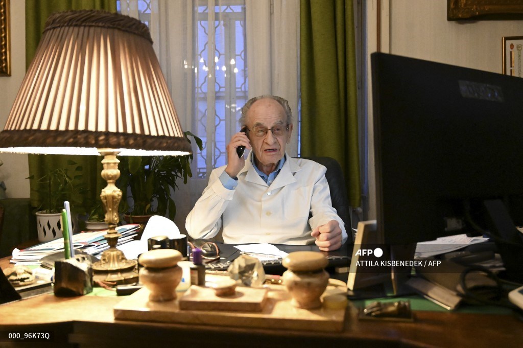 AFPphoto's tweet photo. The Hungarian Holocaust survivor still practising medicine at 97. #AFP
📸 Attila Kisbenedek
https://t.co/JFFq2cffp8 https://t.co/JpsSDJQodU