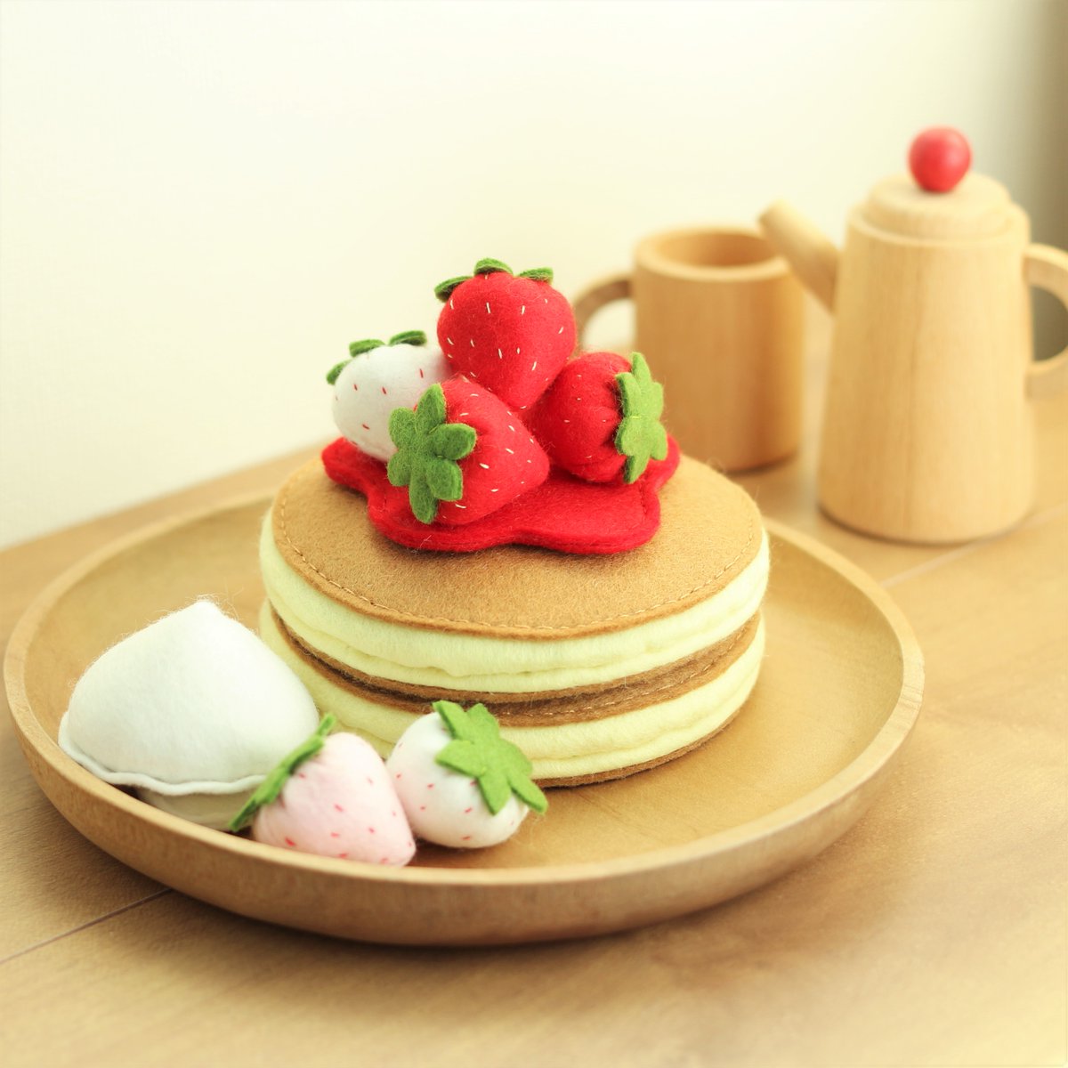 Minne ミンネ A Twitter おままごと遊びにおすすめの フェルトでできたパンケーキ ふっくらと美味しそうなパンケーキ に 赤白ピンクのたっぷりな苺と ソース 生クリームがセットになっています T Co Wjtbprj98o