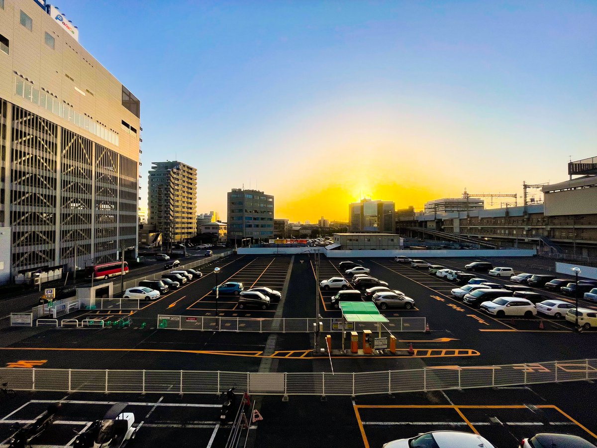 vlog_hack's tweet photo. 夕日に染まる新潟駅 https://t.co/WUhudKPPla