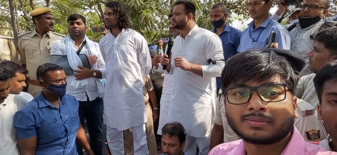 RAJDEEP83755228's tweet photo. आज गर्दनीबाग पटना में नेता प्रतिपक्ष श्री तेजस्वी यादव जी को कार्यपालक सहायको की जायज माँगो के समर्थन करने हेतु कोटिशः धन्यवाद। @yadavtejashwi @NitishKumar @aajtak @etvbihar @BeasaBiharexe @BEASAmadhepura @beasasaharsa @bihar_beasa @BeasaSaran @BiharBeasa https://t.co/HhzDyIb7nA
